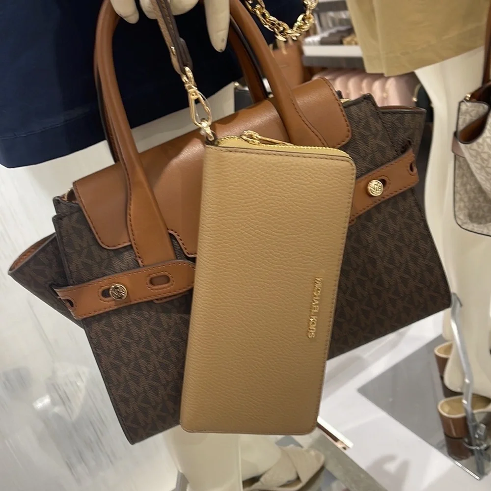 MICHAEL KORS LARGE TRAVEL CONTINENTAL WRISTLET WALLET PHONEHOLDER CAMEL